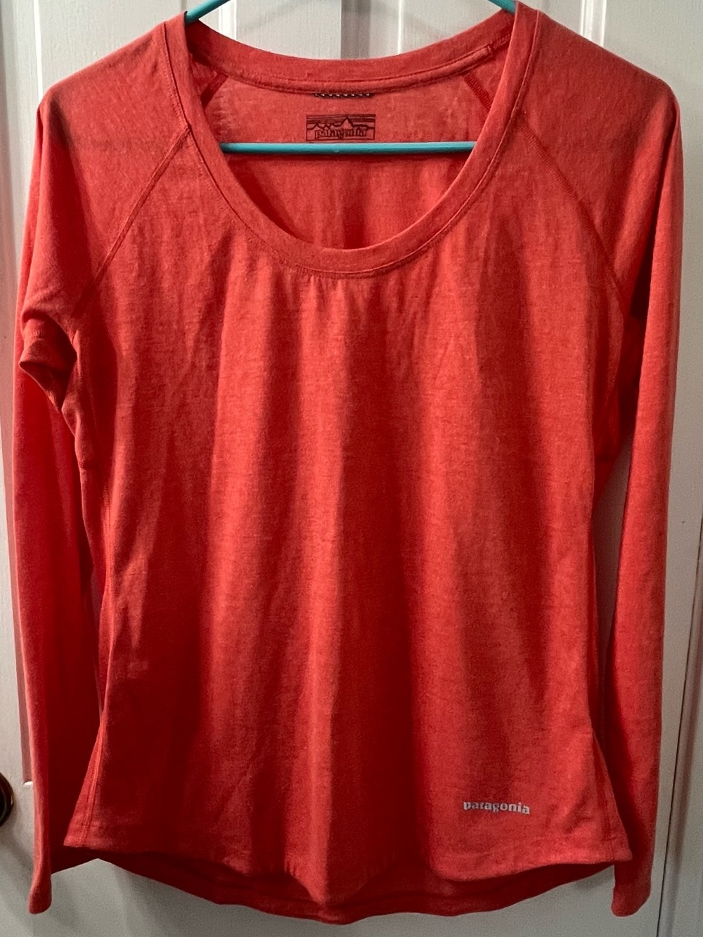 Patagonia Women's Long-Sleeved Nine Trails Shirt in Heathered Coral. Size Small